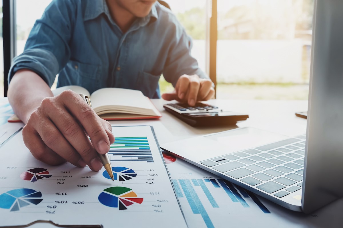 Dueño de una pequeña empresa realizando planificación financiera