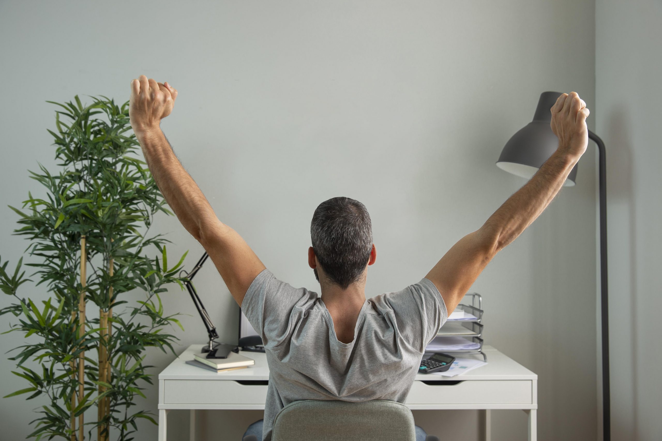 Escritorio de home office ordenado con portátil, café y libreta de notas